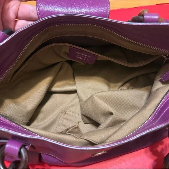 Authentic SALVATORE FERRAGAMO Wooden handles Handbag - Picture 6 of 9